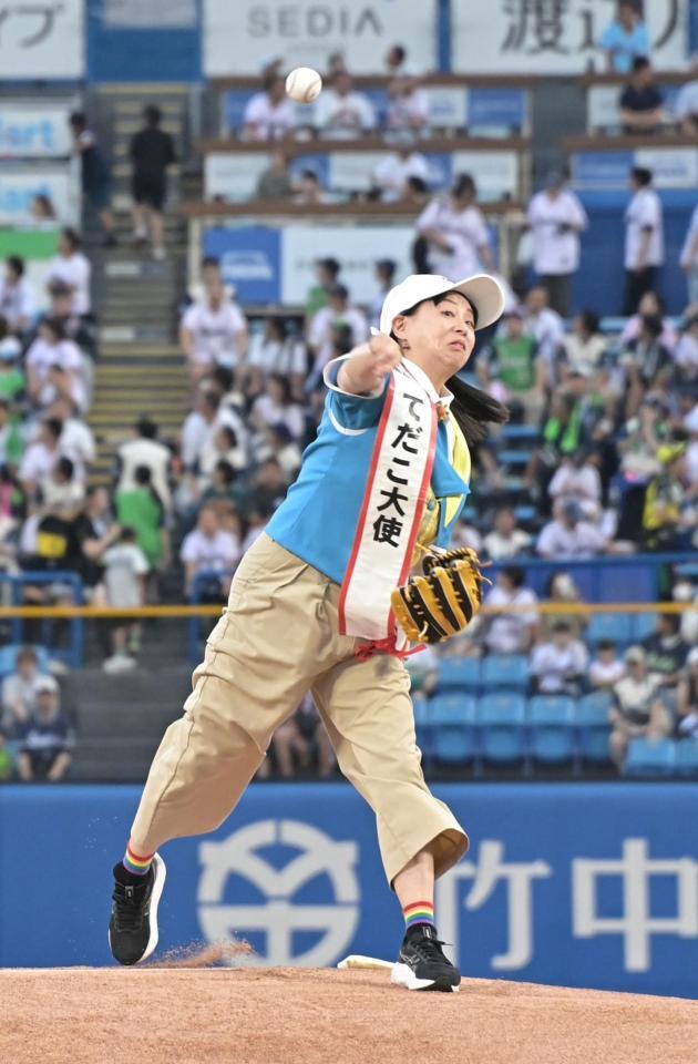 始球式を務めるてだこ大使の岸本安佳里（撮影・持木克友）