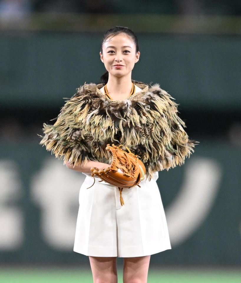 始球式を行う橋本環奈（撮影・堀内翔）