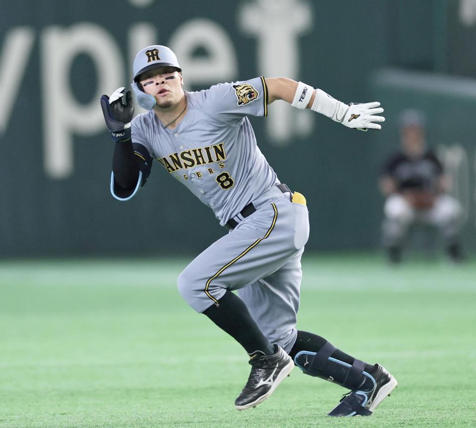 １回、適時打を放った佐藤輝は一二塁間で挟まれる（撮影・田中太一）