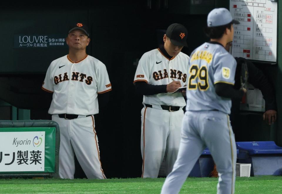 高橋を前に厳しい表情の橋上監督代行（撮影・金田祐二）