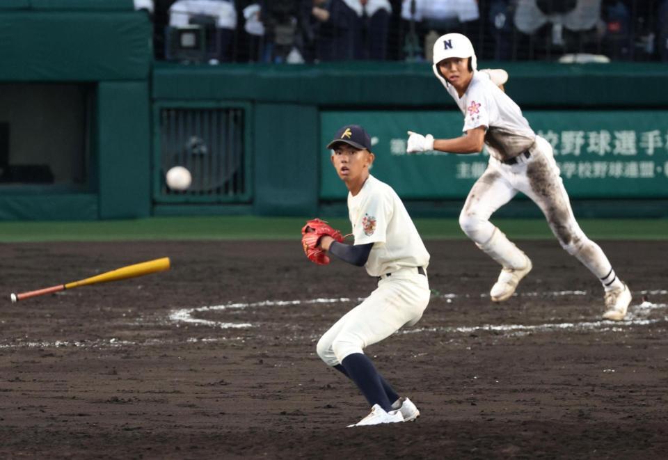 ９回、佐野日大・小島颯人（奥）に中前適時打を浴びる神村学園・龍頭汰樹（撮影・中田匡峻）