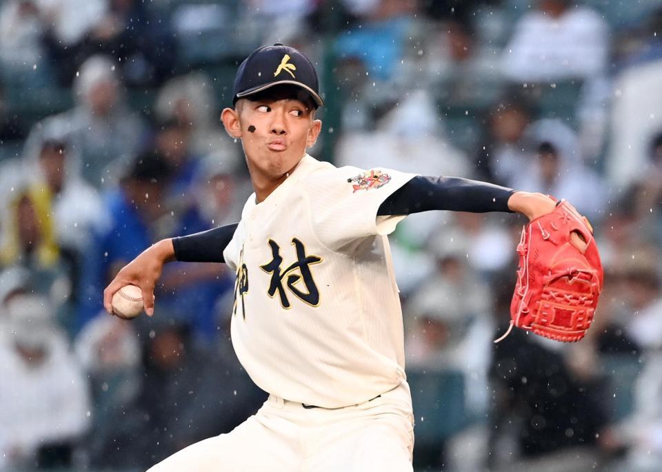 佐野日大相手に力投する神村学園・龍頭