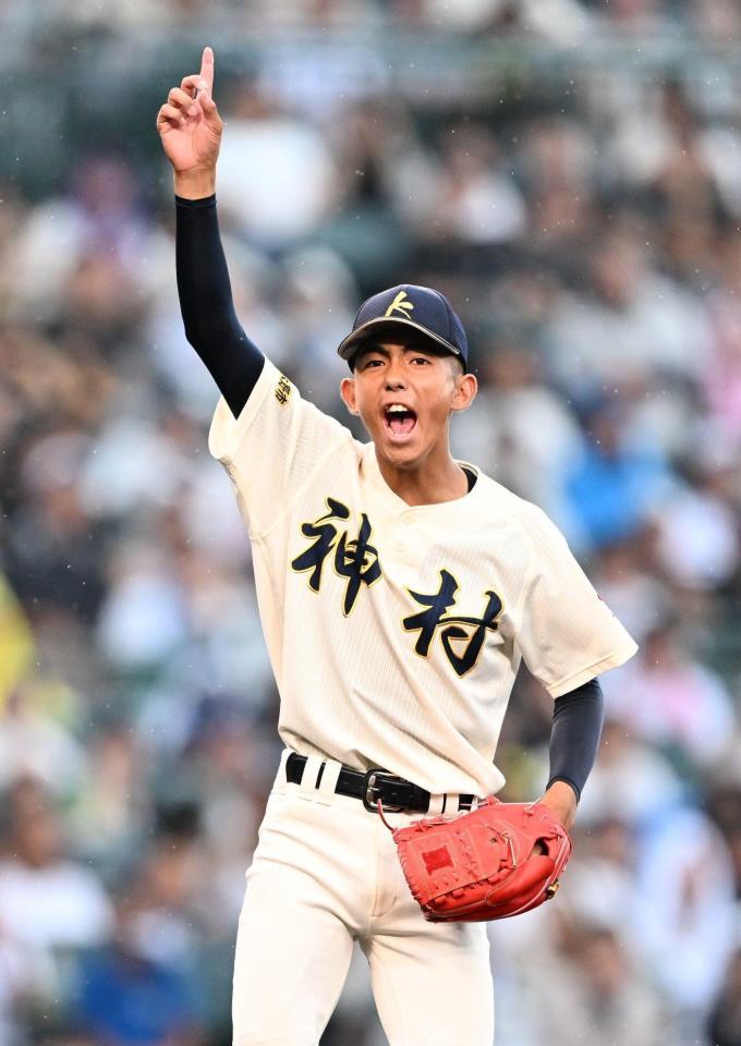 ３回２死三塁から２番手で登板し、佐野日大・小林を中飛に打ち取った神村学園・龍頭