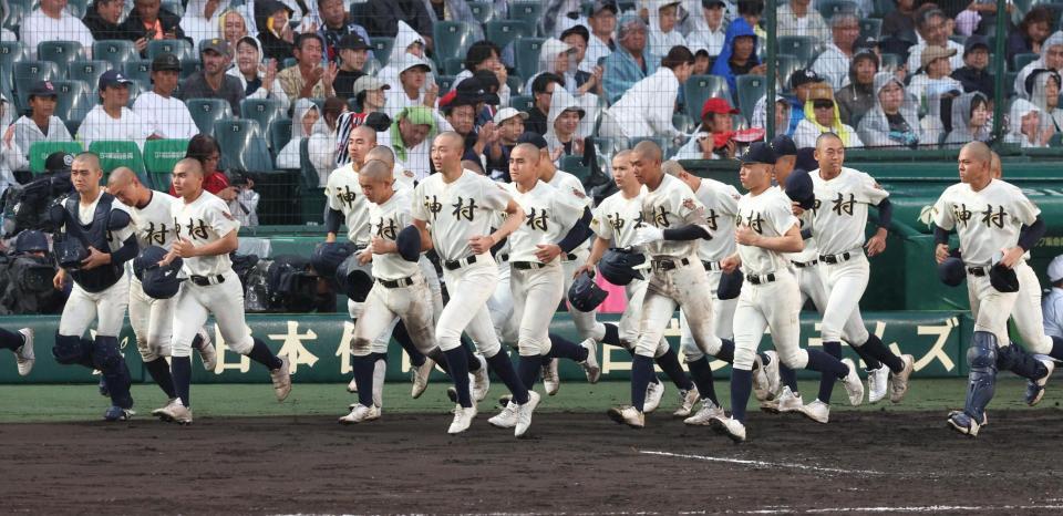 佐野日大に敗れた神村学園ナイン（撮影・中田匡峻）