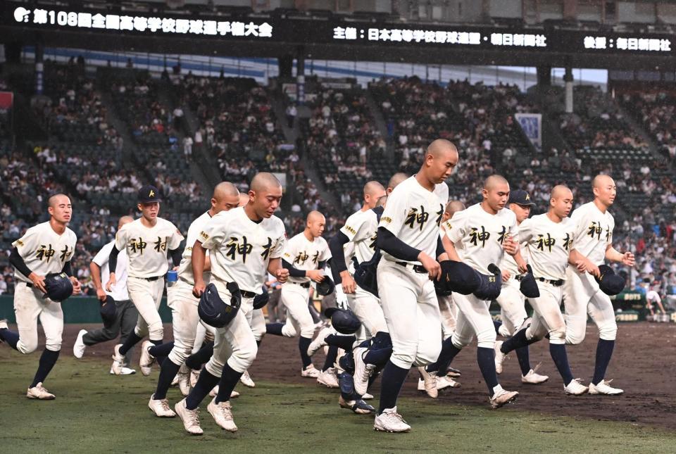 佐野日大に敗れ、アルプスにあいさつに向かう神村学園ナイン（撮影・高部洋祐）