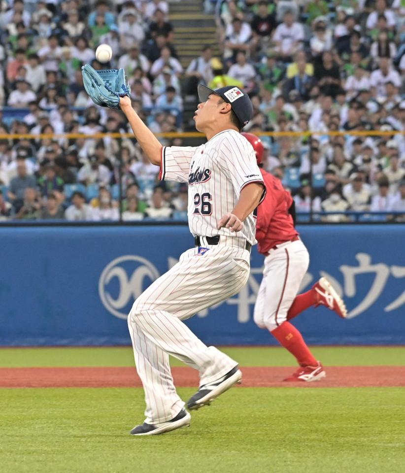 １回、ファビアンの打球を好捕する山野（撮影・持木克友）