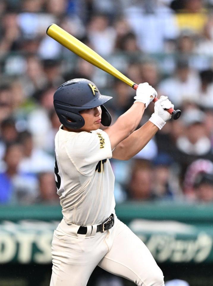 ４回、中前適時打を放つ神村学園・秀島
