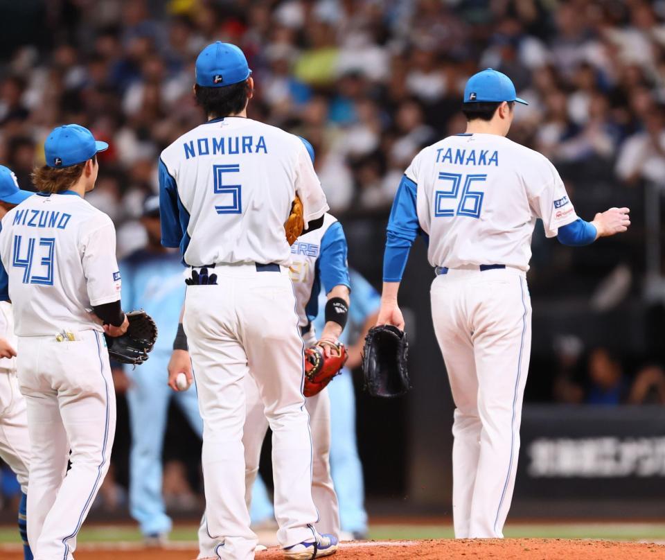 ７回途中で降板する田中（２６）＝撮影・中島達哉