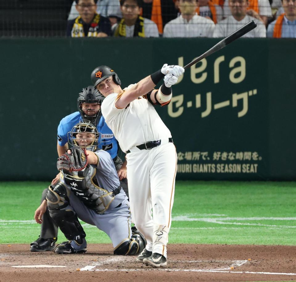 ６回、中越えソロを放つダルベック（撮影・金田祐二）