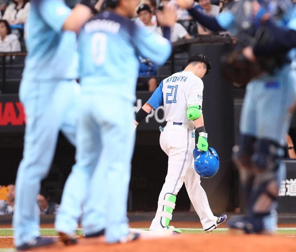 ９回、一発出れば同点の場面で中飛に倒れ、引き揚げる清宮幸（撮影・中島達哉）
