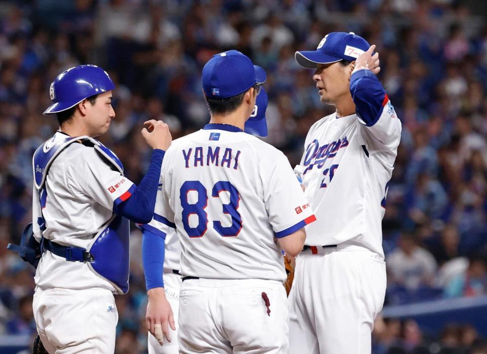５回、ＤｅＮＡに追加点を許した涌井（右）