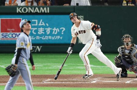 　６回、２０号ソロを放つダルベック（撮影・金田祐二）