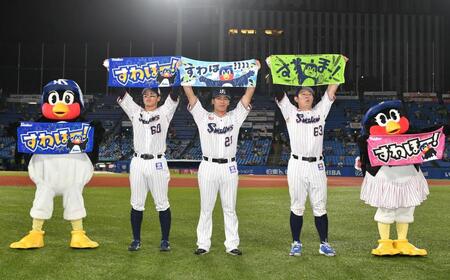 ファンの声援に応える（左から）武岡、山野、増田（撮影・持木克友）