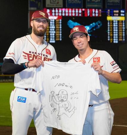 　自身がイラストを描いたＴシャツを披露する前田健。左はマッカスカー