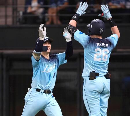 　７回、勝ち越し３ランを放ち、ネビン（右）に迎えられる小島（撮影・中島達哉）