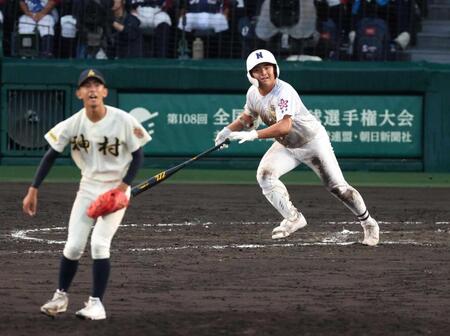 　９回、神村学園・龍頭から中前打を放つ佐野日大・小和田（撮影・中田匡峻）