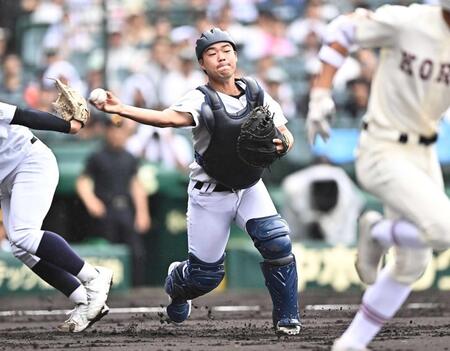 　１回、拓大紅陵・鈴木の送りバントを処理する佐賀商・立花（撮影・開出牧）