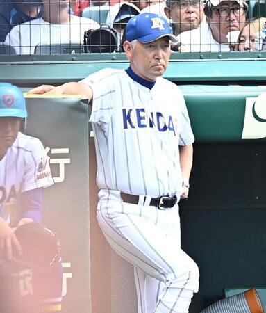 ベンチで戦況を見守る健大高崎・青柳博文監督（撮影・開出牧）