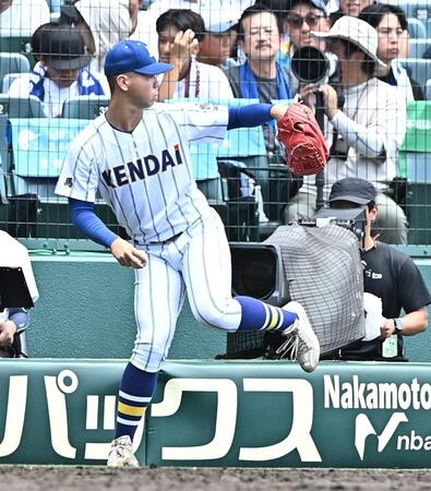 ６回、ベンチの橫でキャッチボールする健大高崎・石垣聡志（撮影・開出牧）