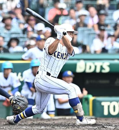 ５回、先制の右前適時打を放つ佐藤麻恩（撮影・開出牧）