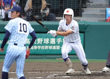 ５回、健大高崎・佐藤麻恩は右前に適時打を放つ（撮影・坂部計介）