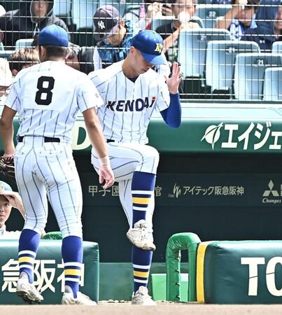 試合前にももあげをする健大高崎・石垣聡志（右）＝撮影・開出牧
