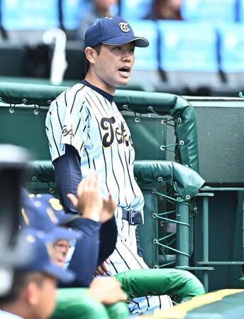 ベンチからゲキを飛ばす東海大甲府・仲沢広基監督（撮影・開出牧）