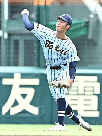 ３回、生還を好返球で阻止した東海大甲府・土肥綾太郎（撮影・開出牧）