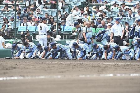 ２回戦で敗退し甲子園の土を集める東海大甲府ナイン（撮影・開出牧）