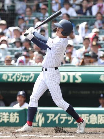３回、有明・永田晴輝は中越えに二塁打を放つ（撮影・坂部計介）