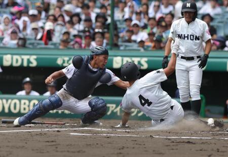 ２回、長崎日大・竹内剛の中前二塁打で一走・梶山風岳が本塁を突いたが憤死（撮影・坂部計介）
