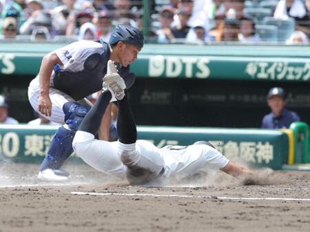 ４回、長崎日大・竹内剛の一ゴロで一塁手有明・十文字彩輝は判断良く本塁へ送球、三走鶴山を刺す（撮影・坂部計介）