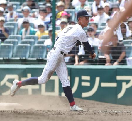 ４回、長崎日大・竹内剛の一ゴロで一塁手有明・十文字彩輝は判断良く本塁へ送球、三走鶴山を刺す（撮影・坂部計介）