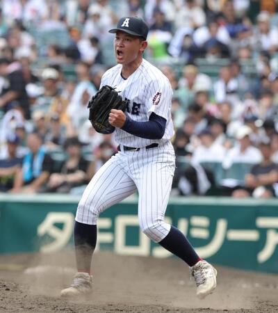 ８回表長崎日大２死三塁、梶山風岳を空振り三振に仕留め、吠える有明・斉藤遼汰郎（撮影・坂部計介）