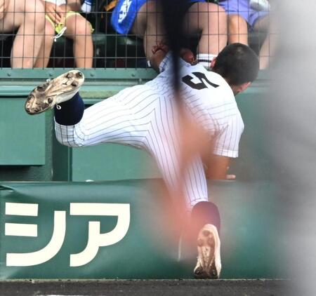 １回、青森山田・川久保昂直の飛球を好捕する東日本国際大昌平・渡辺頼都（撮影・高部洋祐）