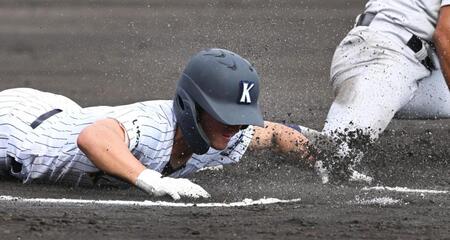 ３回、一塁にヘッドスライディングする東日本国際大昌平・渡辺頼都＝甲子園（撮影・高部洋祐）