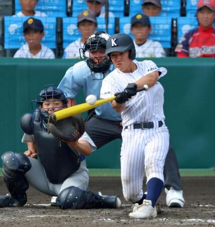 ５回、勝ち越しの適時二塁打を放つ東日本国際大昌平・小内壱晟（撮影・立川洋一郎）