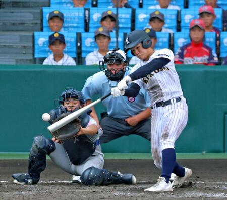 ５回、中前へ２点適時打を放つ東日本国際大昌平・金沢匠良（撮影・立川洋一郎）