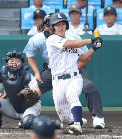 ５回、左翼に適時二塁打を放つ小内。捕手沖野