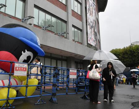 雨のため試合が中止となり残念そうなファン（撮影・持木克友）