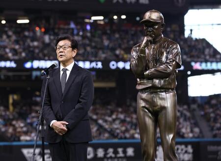 試合前、野球殿堂入りを記念して製作された立像を横で話す栗山英樹ＣＢＯ（撮影・中島達哉）