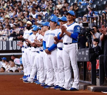 試合前、栗山英樹ＣＢＯの野球殿堂入り記念セレモニーが行なわれ、拍手を送る新庄監督（右）＝撮影・中島達哉