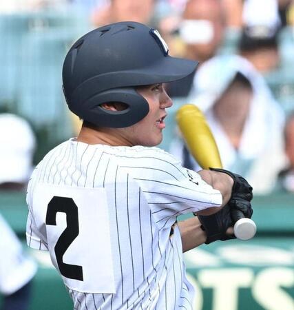 ５回、勝ち越し打を放つ東日本国際大昌平・小内壱晟（撮影・高部洋祐）