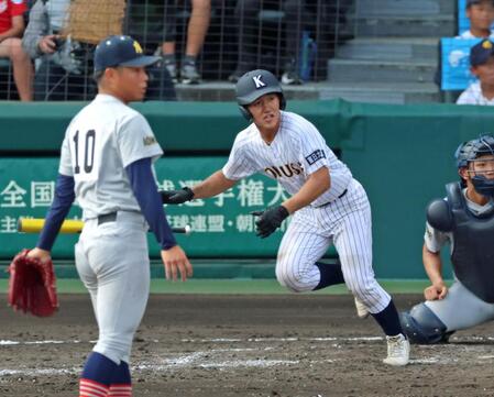 ５回、勝ち越しの適時二塁打を放つ東日本国際大昌平・小内壱晟（撮影・立川洋一郎）