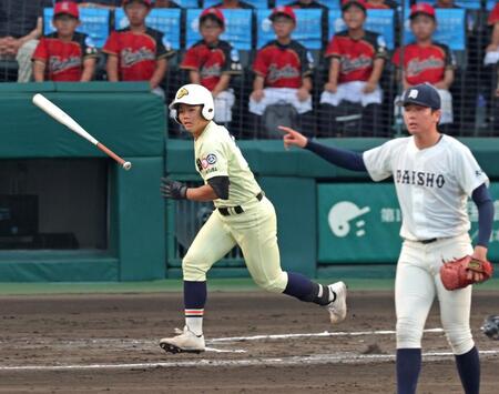 ３回、二ゴロで先制点を挙げる英明・高田斗稀（撮影・立川洋一郎）