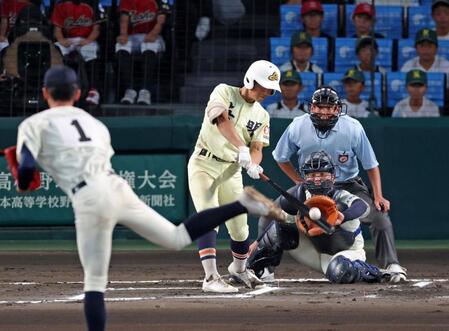 ６回、中犠飛を放ち追加点を挙げる英明・太田丈士（撮影・立川洋一郎）