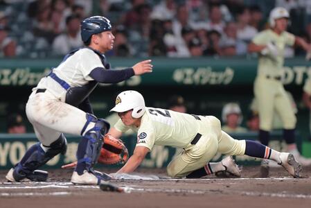 ６回、太田の中犠飛で生還する三走高田