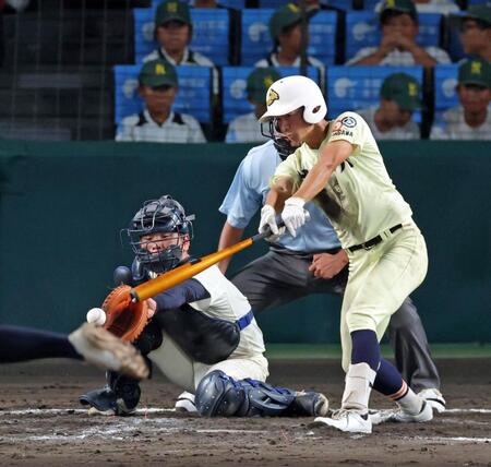 ９回、中前へ適時打を放つ英明・池田隼人（撮影・立川洋一郎）