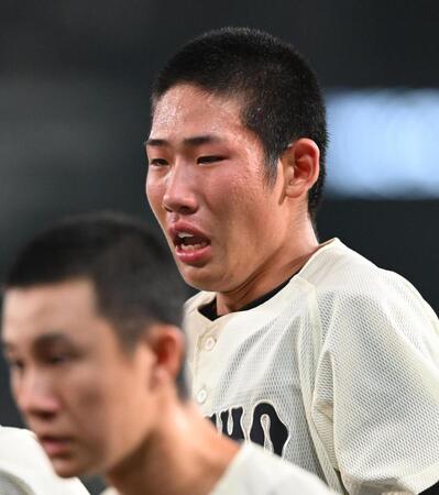 英明に敗れ涙を流しながら引き揚げる大分商・平田玲翔（撮影・高部洋祐）