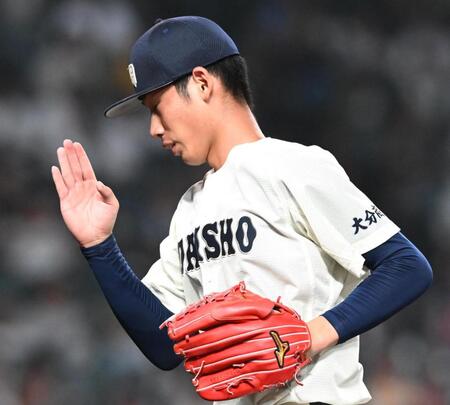 追加点を許した６回を投げ終え、ベンチに戻る大分商・平田玲翔（撮影・高部洋祐）